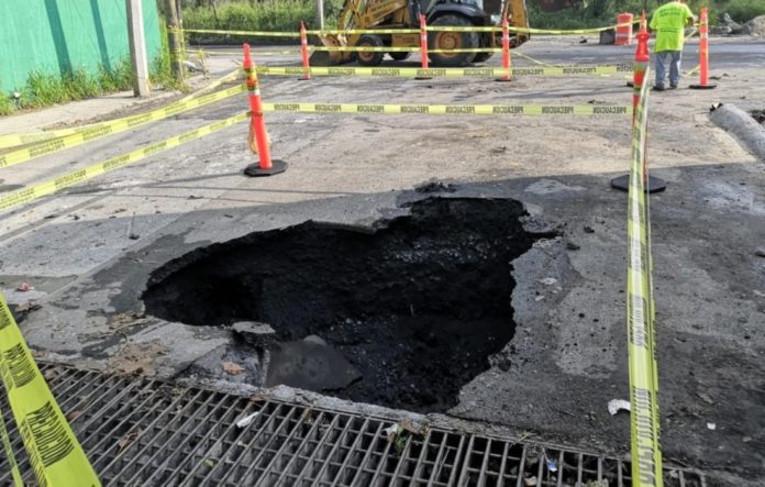 Reportan socavón en la colonia Xochimilco de Guadalupe